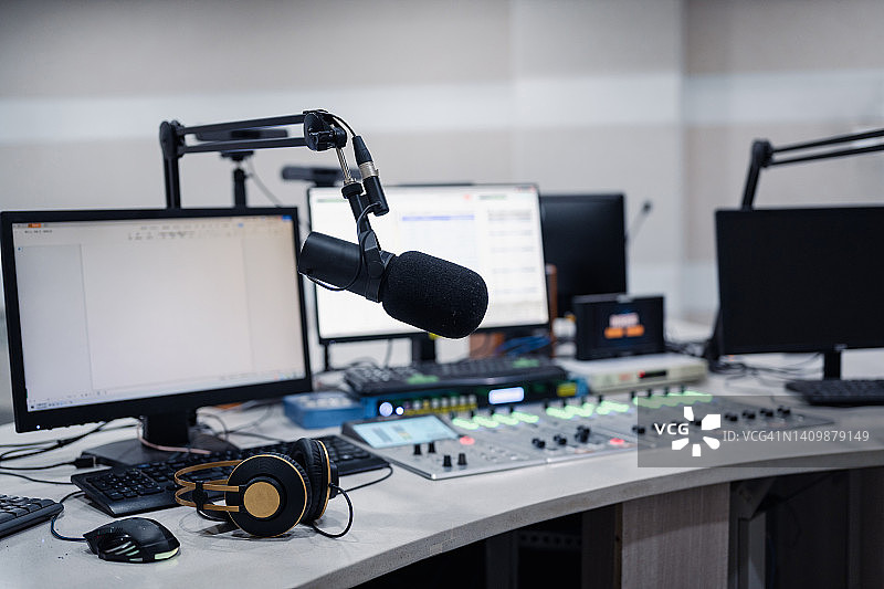 广播电台直播间的媒体设备图片素材
