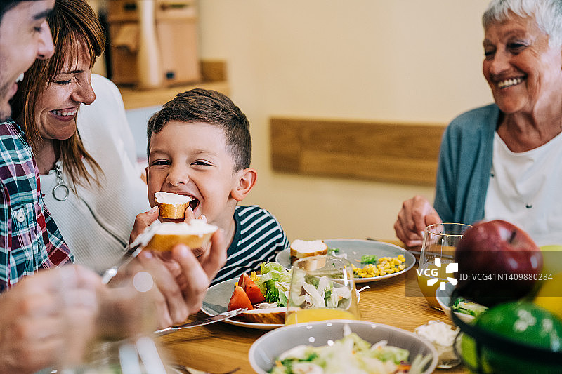 多代同堂的家庭在家中共进午餐图片素材