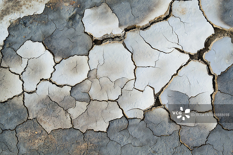 冰冻的地面，贫瘠、龟裂且干枯的土地，全球变暖的概念，纹理背景图片素材