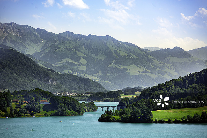 格吕耶尔湖（法语），夏季阿尔卑斯山背景图片素材
