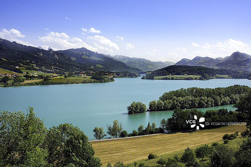 格吕耶尔湖（法语），夏季阿尔卑斯山背景图片素材