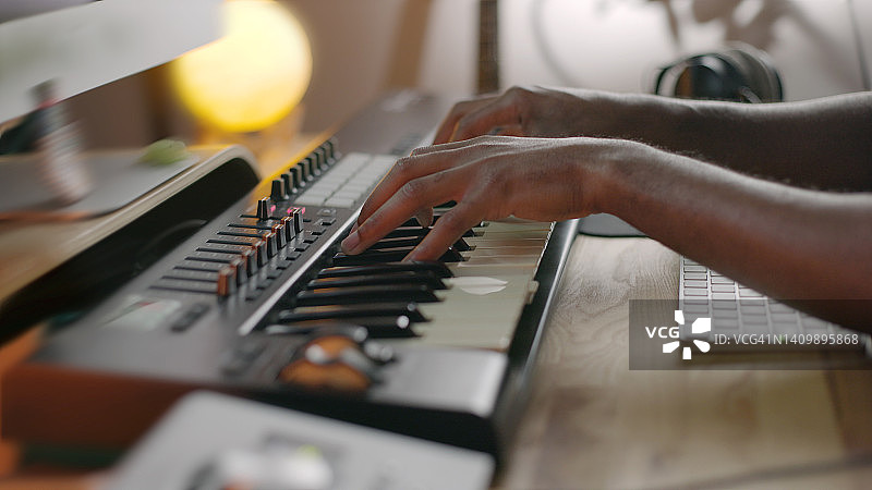 音乐家演奏键盘图片素材