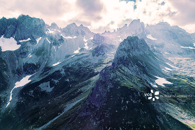 无人机拍摄的法国阿尔卑斯山峰壮丽景色图片素材