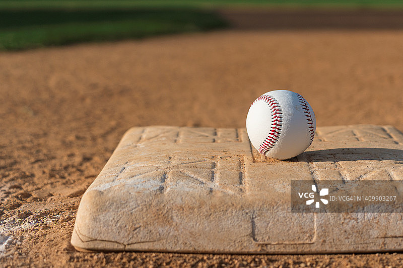 内场底座上的棒球图片素材