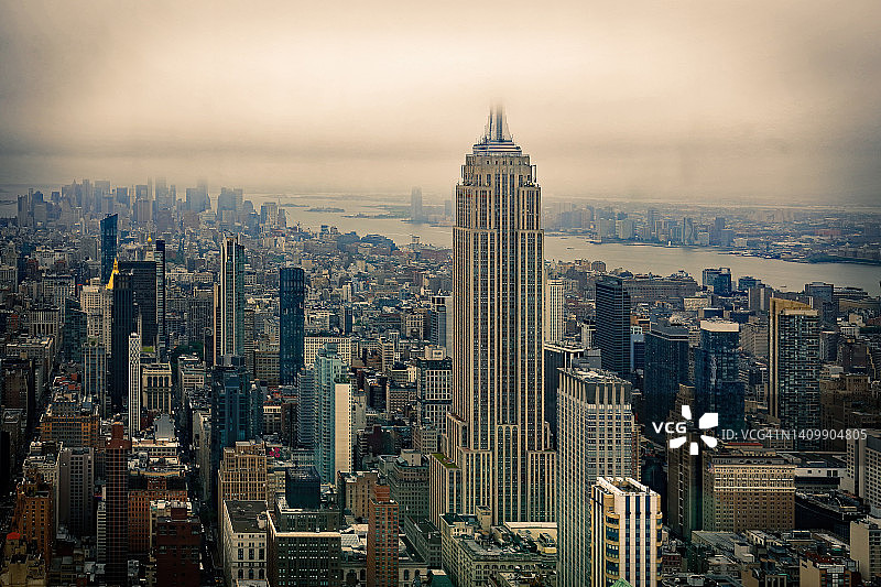 雾雨日落时分的曼哈顿中城航拍景色，纽约市图片素材