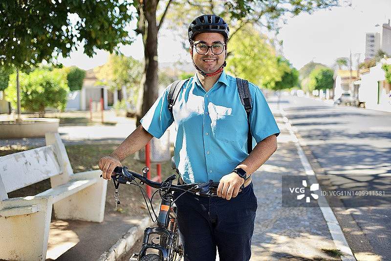 骑自行车上班的拉丁裔通勤者图片素材
