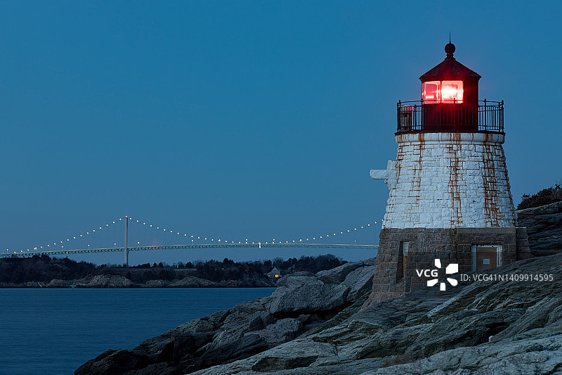 蓝色时刻的城堡山灯塔与纽波特大桥图片素材
