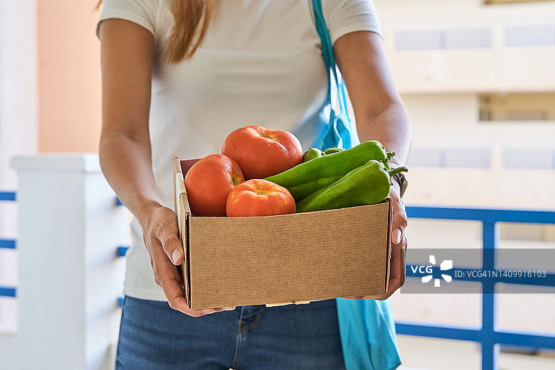 志愿者为老人送水果蔬菜图片素材