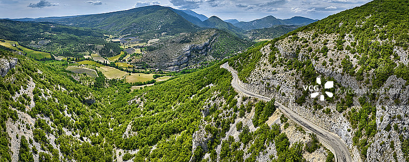 法国普罗旺斯德龙省的费拉西埃峡谷公路图片素材