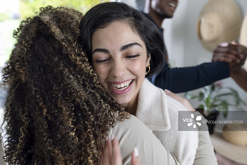 女子在走廊里拥抱朋友图片素材