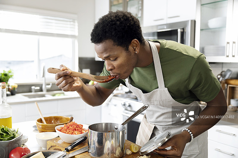 男人在厨房准备晚餐图片素材