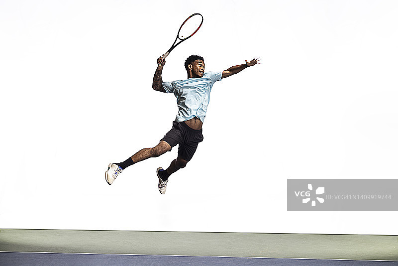 跳起击球的网球运动员图片素材