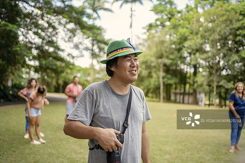 与朋友在自然环境中快乐的日本男人肖像图片素材