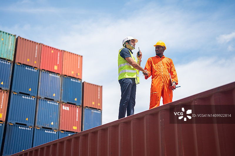 工人在货运集装箱中讨论图片素材