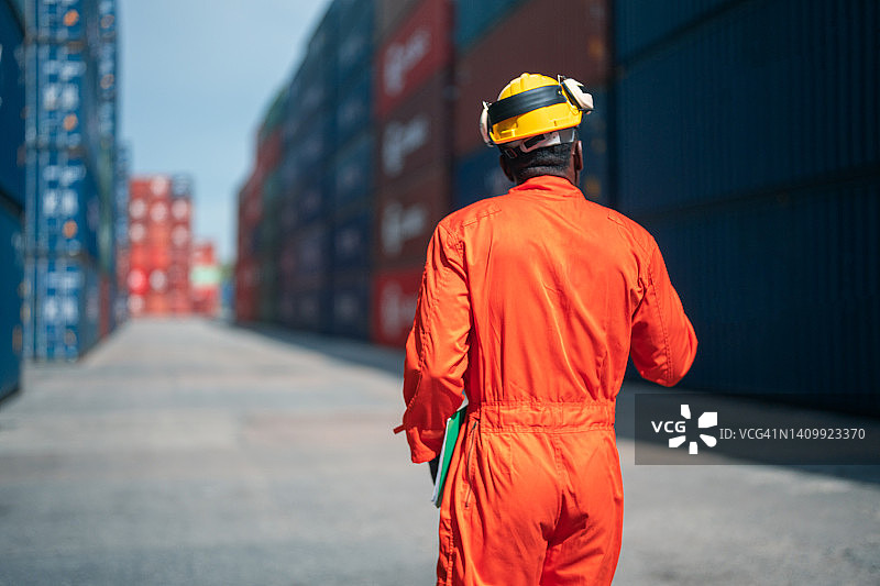 检查集装箱的商业码头工人图片素材