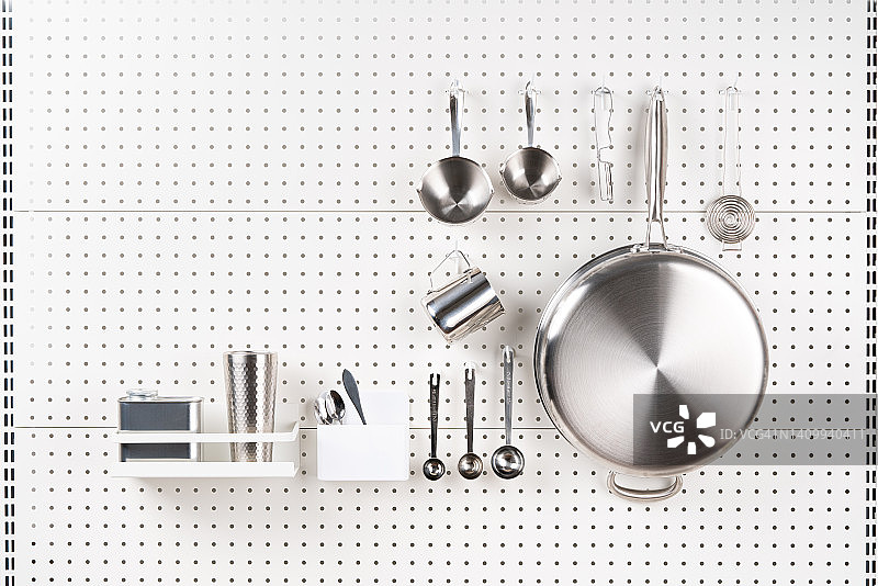 挂在钉板上的不锈钢厨具图片素材