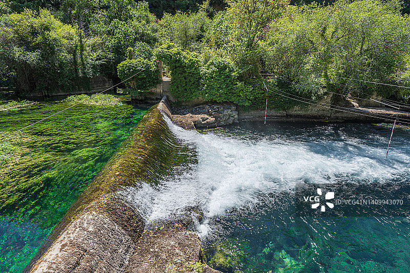 法国普罗旺斯冯丹-德-沃克吕斯绿色树木河流自然景观图片素材