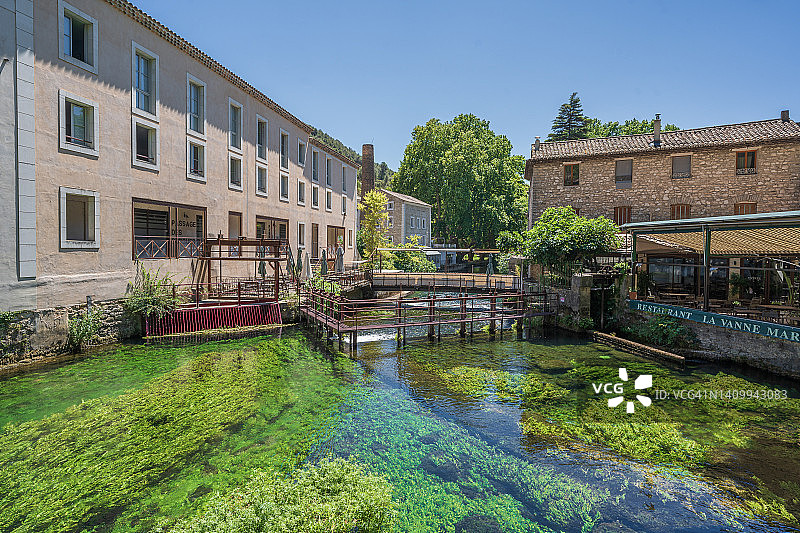 法国普罗旺斯冯丹-德-沃克吕斯绿色树木河流自然景观图片素材