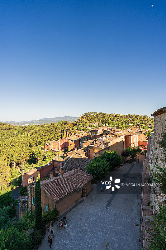 法国南部普罗旺斯红色粘土城鲁西荣小镇街景图片素材