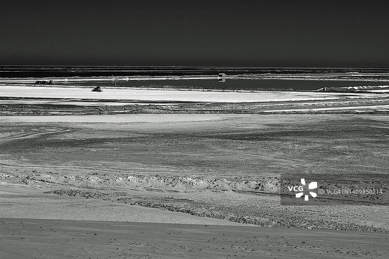 纳米比亚三明治湾附近的商业盐滩黑白照片图片素材