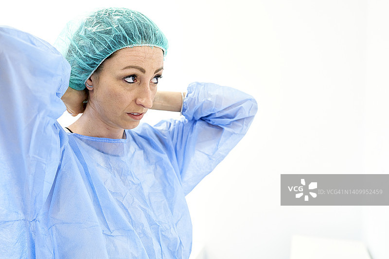 准备进行外科手术的美丽女外科医生图片素材