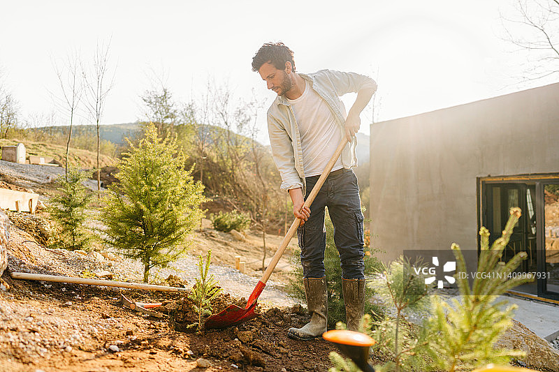 男人在他的花园里工作图片素材