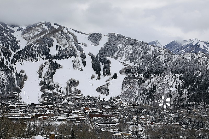 岩石山脚下阿斯本市中心的冬季仙境图片素材