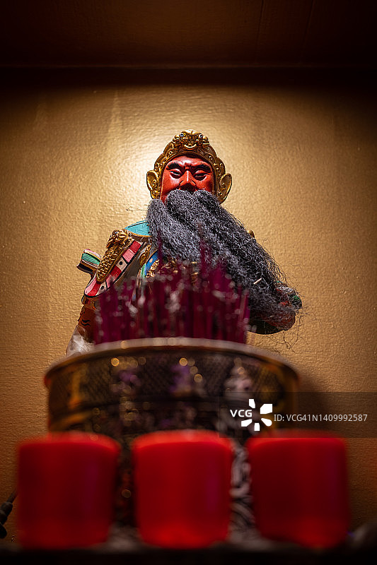 描绘中国台湾关公神像的长胡须彩色小雕像图片素材