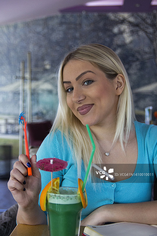 在自助餐厅学习的女人图片素材