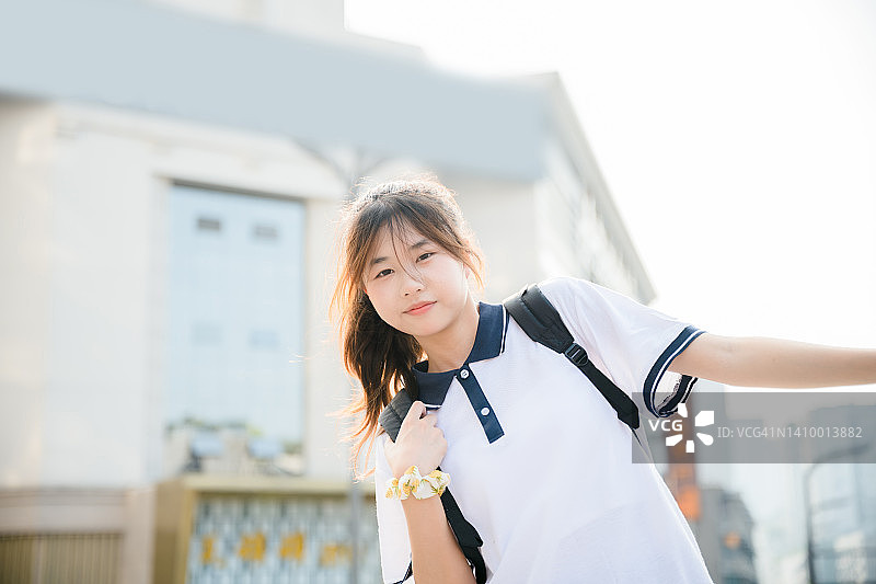 阳光下的亚洲女孩图片素材