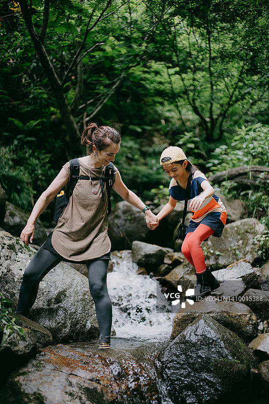 小女孩和她的母亲一起徒步旅行图片素材