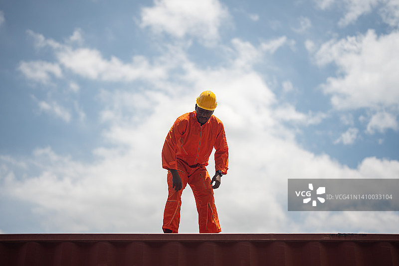 检查集装箱的商业码头工人图片素材