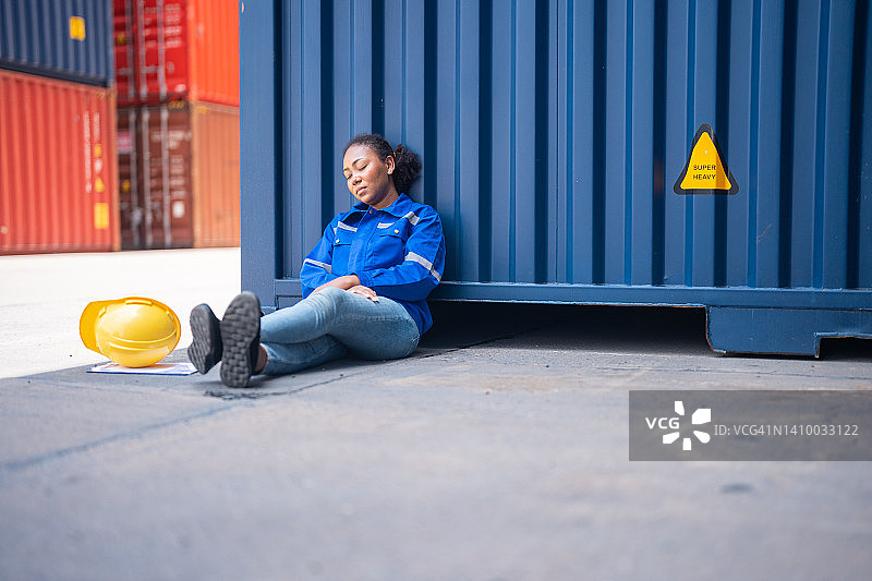 在货场感到失望和疲惫的沮丧亚洲女工程师图片素材