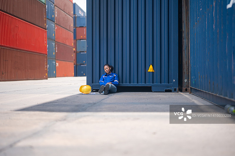 在货场感到失望和疲惫的沮丧亚洲女工程师图片素材