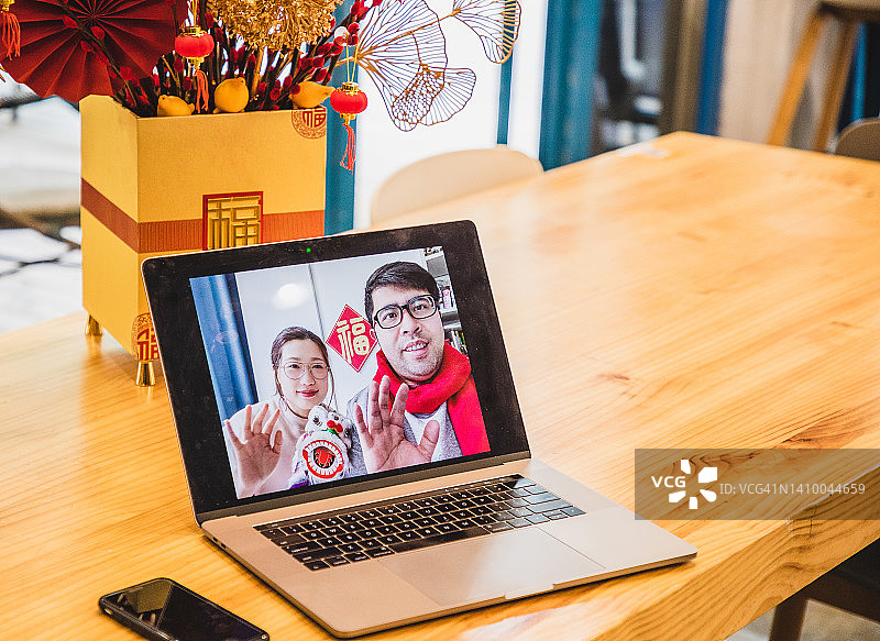 中国新年期间与亲友视频通话的个人视角图片素材