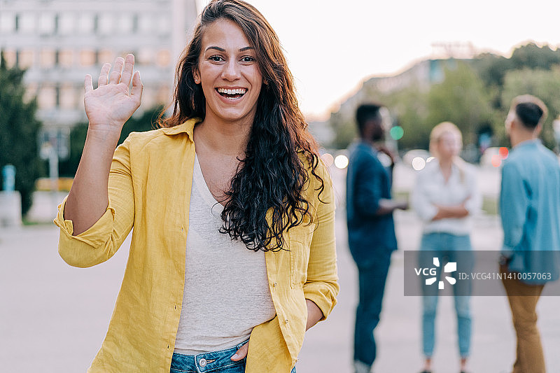开心的女人在城市里行走图片素材