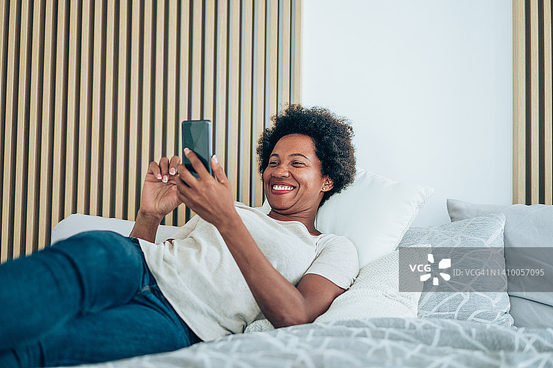 女人在家使用智能手机图片素材