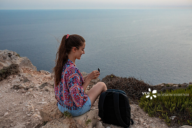 年轻女人准备远程办公图片素材