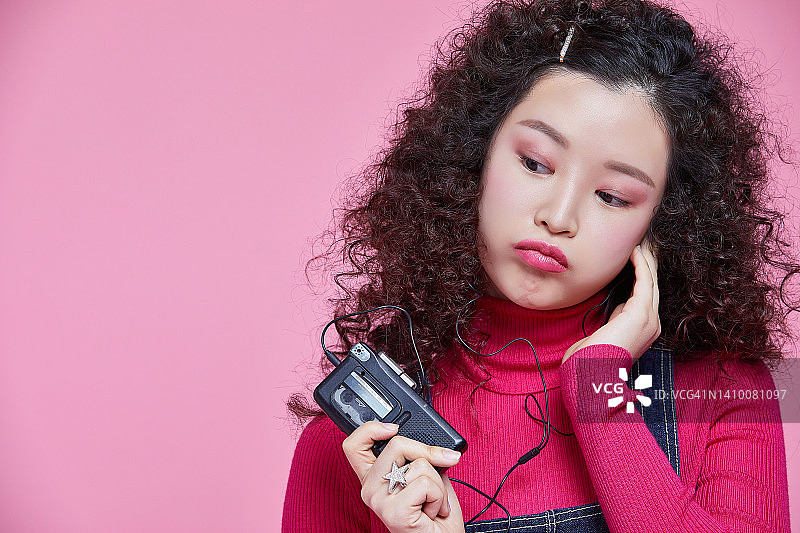 复古风时尚元素：随身听和磁带图片素材