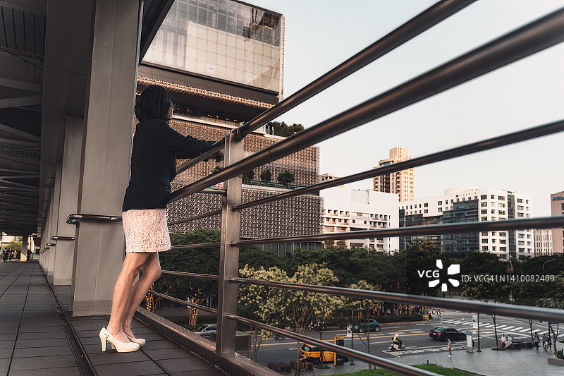 商务女性眺望台北城市天际线图片素材