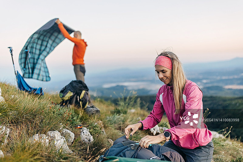 年轻夫妇准备登山的物品图片素材