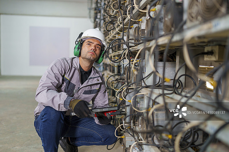 在加密货币矿场工作的工程师图片素材