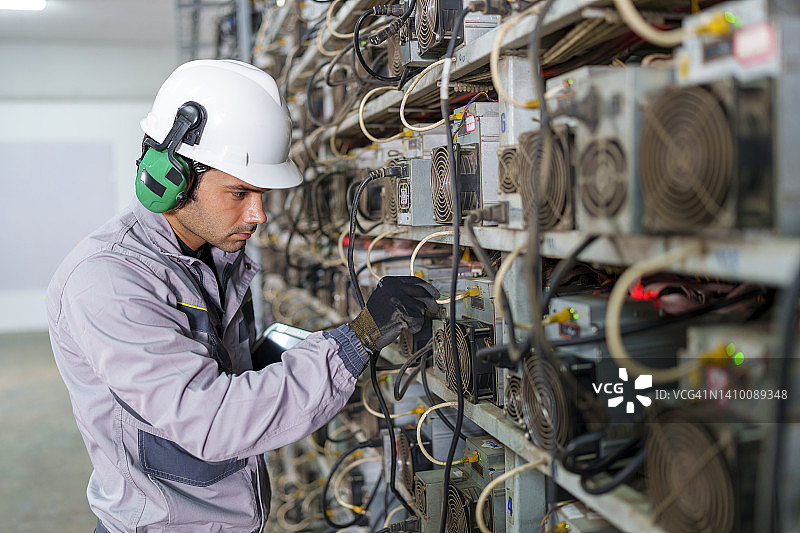 在加密货币矿场工作的工程师图片素材