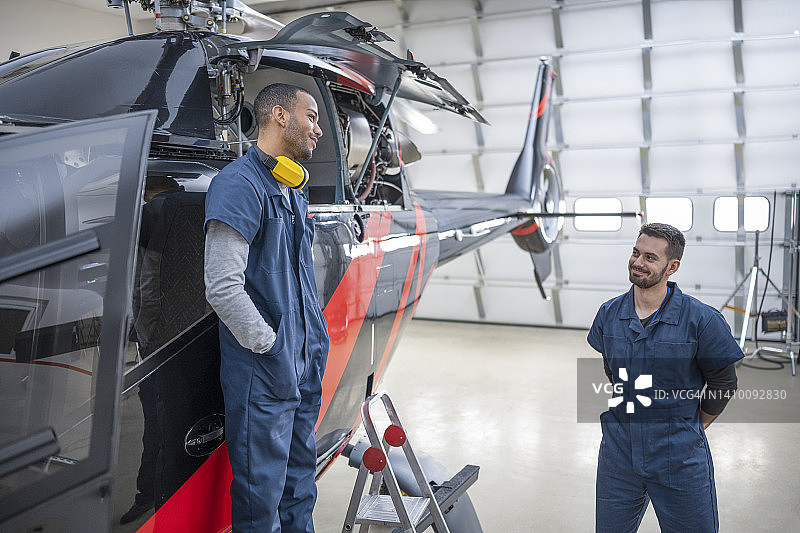 站在直升机旁的男 mechanics图片素材
