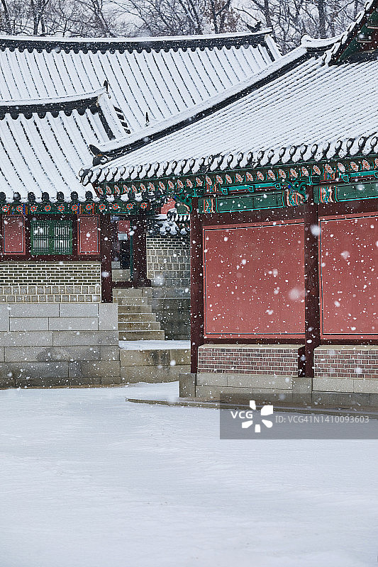 雪景，冬季，寒潮，堆积的雪，老宫殿图片素材