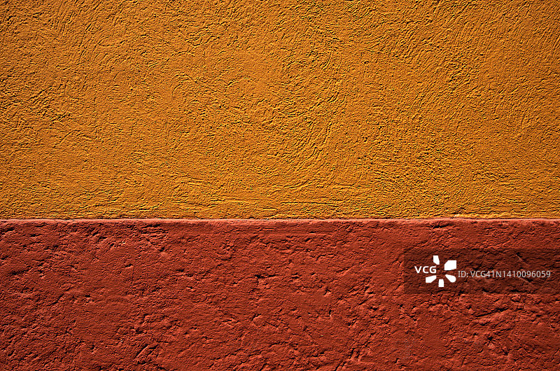 殖民时期建筑外墙，漆成深黄色和铁锈红色图片素材