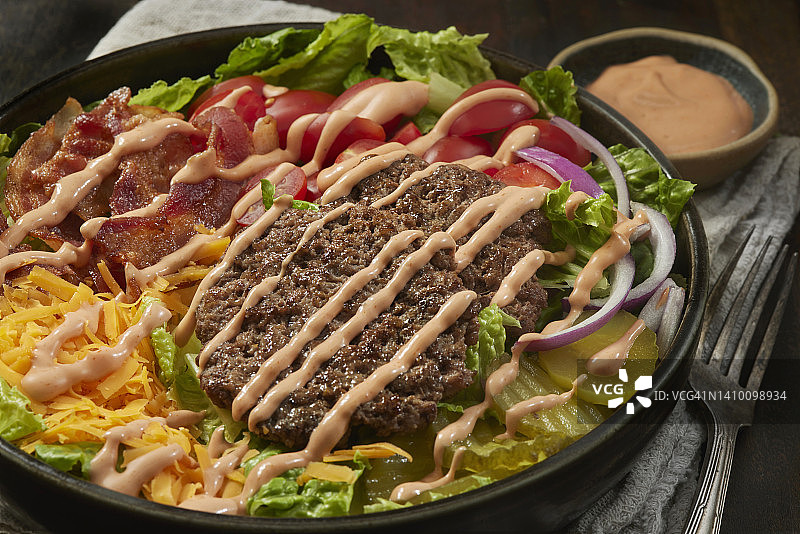 培根双层芝士汉堡沙拉碗图片素材