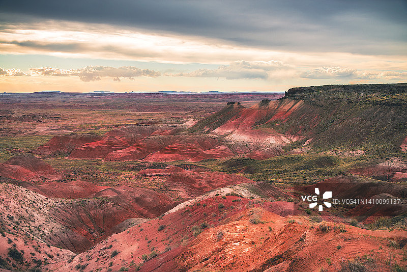 日落时的彩绘沙漠图片素材