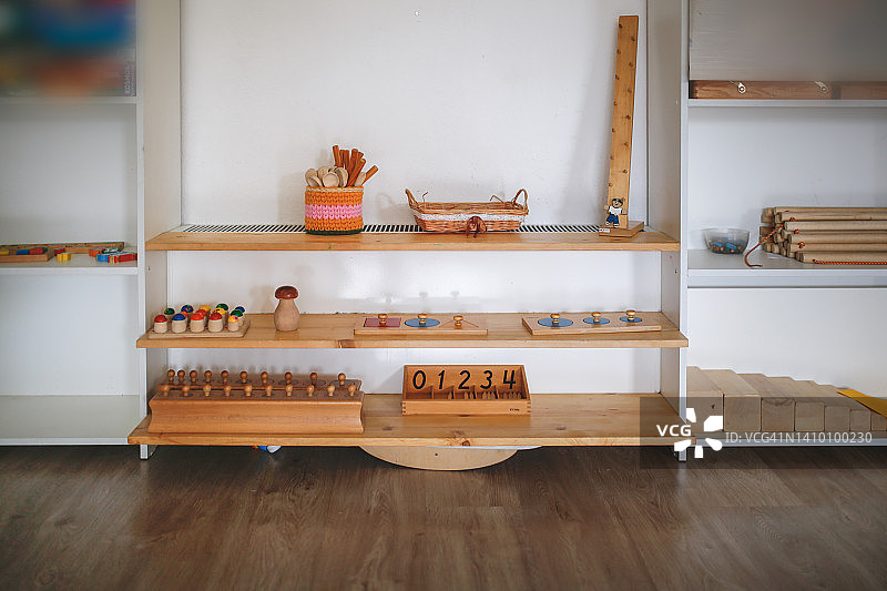 蒙台梭利教具和玩具的货架图片素材