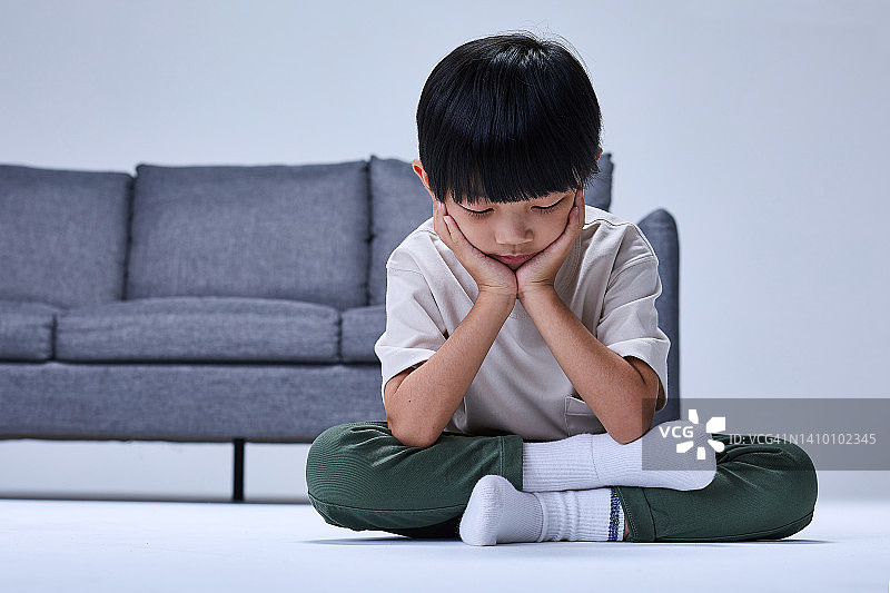焦虑的儿童难掩失望情绪图片素材